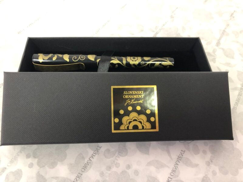 Elegantno črno nalivno pero z zlatim ornamentom in zlato zaponko v šatulji